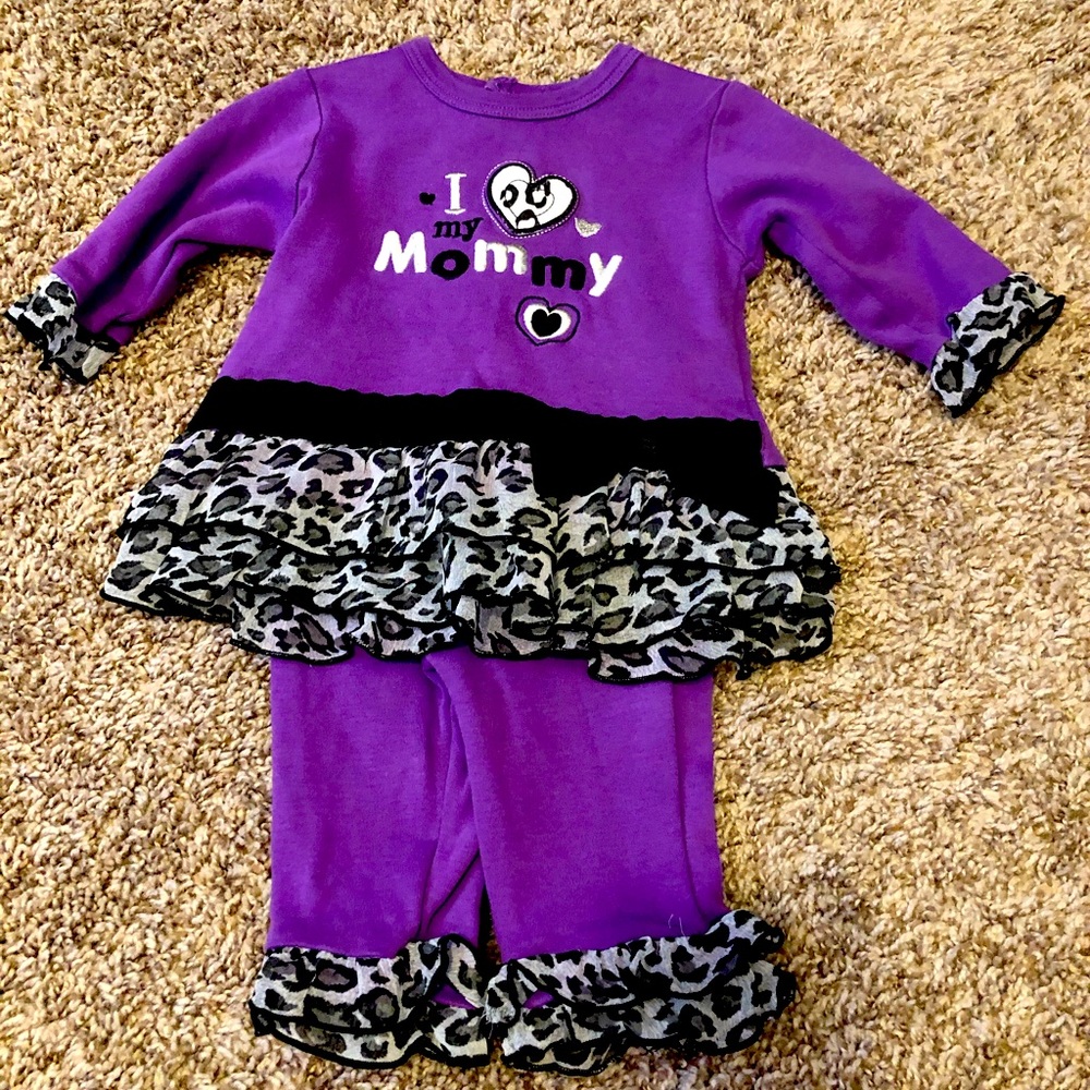 I love mommy outfit.